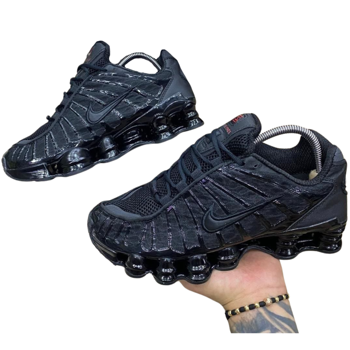 ZAPATILLAS NIKE SHOX GUSANO HOMBRE Si estás buscando las ZAPATILLAS NIKE SHOX GUSANO HOMBRE ,Centrodecompraonline , ofrecenmNike Shox ,  ¿Qué hace especiales las ZAPATILLAS NIKE SHO? Las ZAPATILLAS NIKE SHOX GUSANO HOMBRE seNike Gusano, combina innovación tecnológica con un estilo retro que sigue siendo tendencia entre los entusiastas del calzado deportivo.  Beneficios de las Nike Shox Gusano Amortiguación Shox: El sistema de columnas que caracteriza a las Nike Shox Gusano ofrece una amortiguación de alto nivel, ideal para caminar o realizar actividades físicas. Estilo único: Las Zapatillas Gusano se distinguen por su diseño robusto y suelas elevadas, perfectas para quienes buscan destacar con un estilo urbano y deportivo. Variedad de colores: Desde las clásicas Nike Gusano Blancas hasta las versiones en negro y gris, estas zapatillas se adaptan a cualquier look. Modelos Destacados de ZAPATILLAS NIKE SHOX GUSANO HOMBRE En Onlineshoppingcenterg, encontrarás los modelos más populares de ZAPATILLAS NIKE SHOX GUSANO HOMBRE, ideales tanto para uso diario como para actividades físicas. Además, puedes combinar estas zapatillas con otras colecciones de Nike como las Nike Humara o las Nike Tailwind.  Nike Shox Gusano Blancas Las Nike Gusano Blancas son una opción ideal si buscas un modelo versátil que combine con todo. Su color limpio y su diseño icónico las convierten en una de las favoritas entre los usuarios que buscan estilo y comodidad.